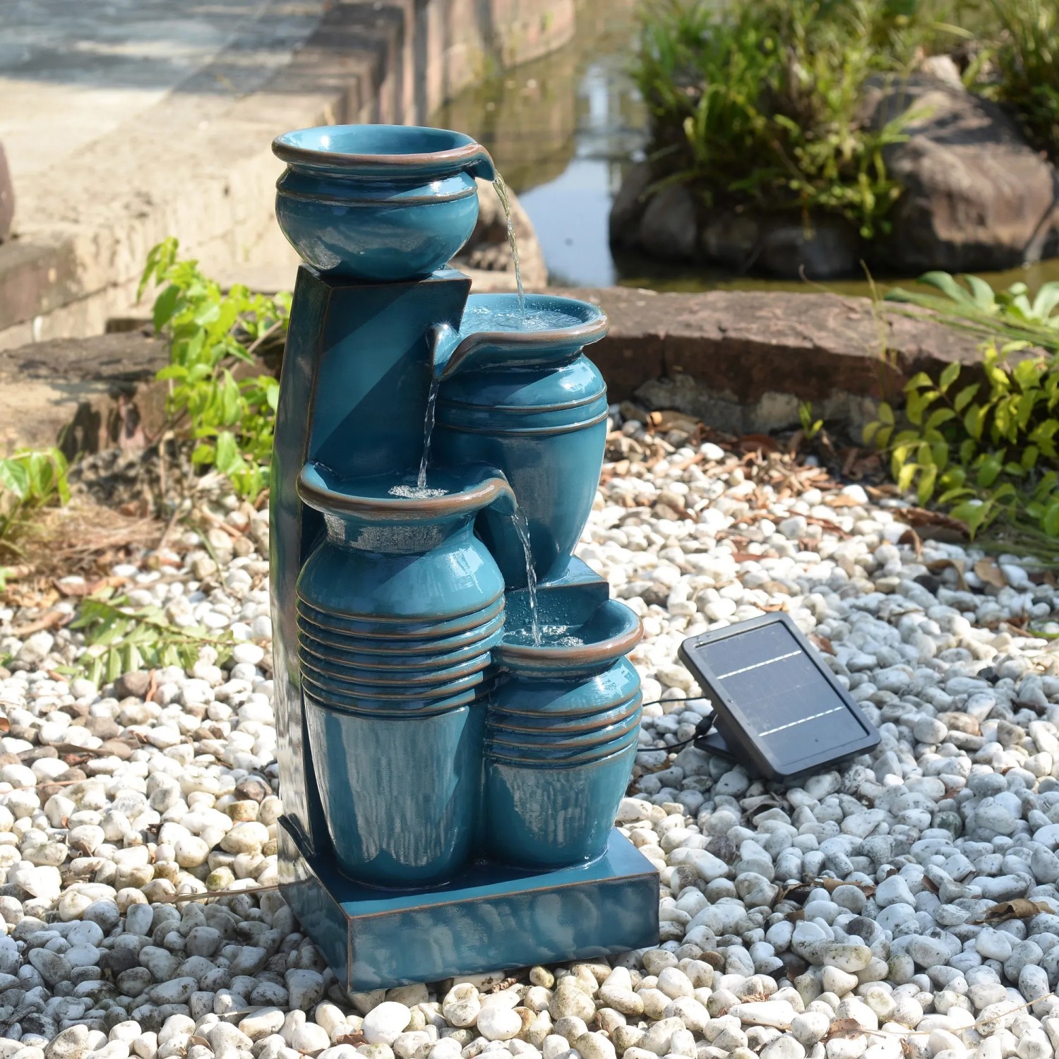Blauer 4-stufiger Teamson Home Gartenbrunnen mit Solarpanel und LED-Beleuchtung.