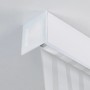 Wenko Duschrollo 128x240 cm, weiß, mit Streifenmuster und Aluminiumkassette.