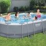 Grauer Bestway Frame Pool Power Steel (488x305x107 cm) mit badenden Personen im Garten.
