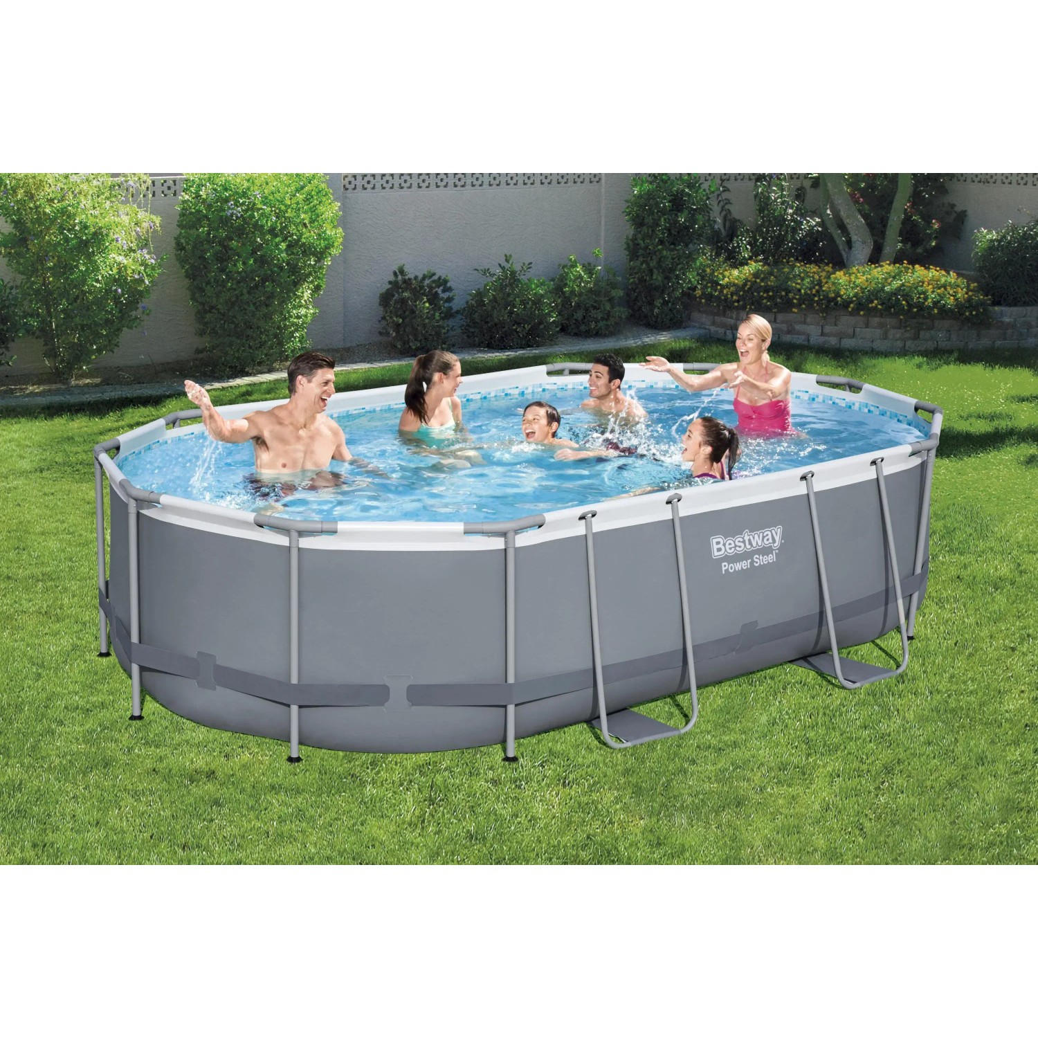 Grauer Bestway Frame Pool Power Steel (488x305x107 cm) mit badenden Personen im Garten.