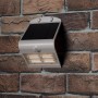 Weiße LED Solar-Außenleuchte mit Sensor an einer Backsteinwand. Flutlicht mit 400 Lumen.