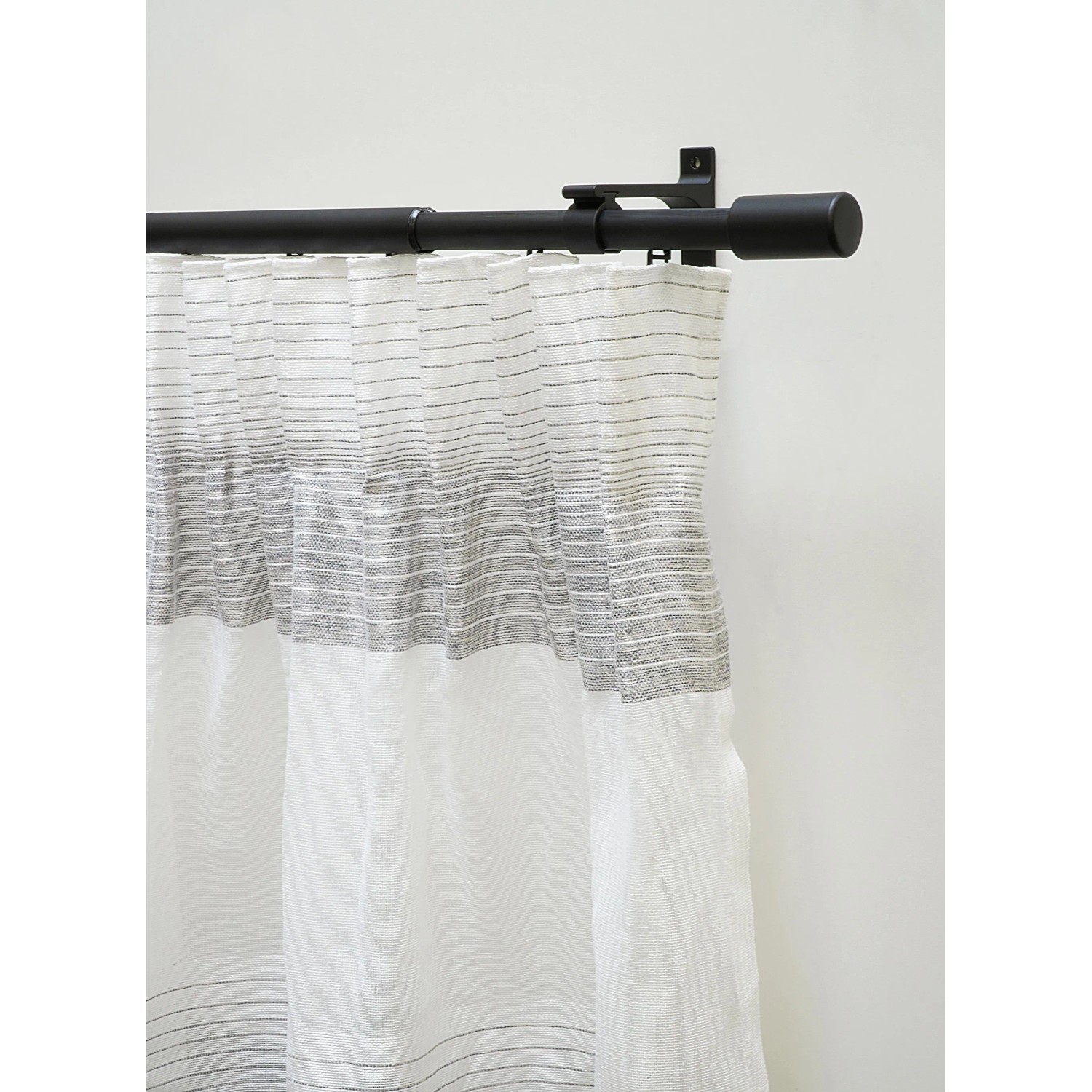 Gardinia Gardinenstangen-Set Thasos, ausziehbar, 100-190 cm, schwarz, mit weißer Gardine.