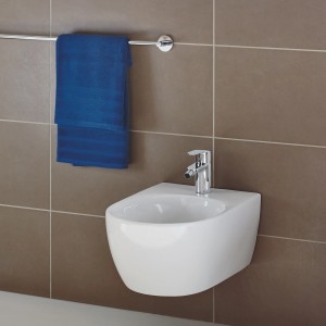 Grohe Eurostyle C Bidetarmatur DN 15, Chrom, montiert an weißem Bidet.