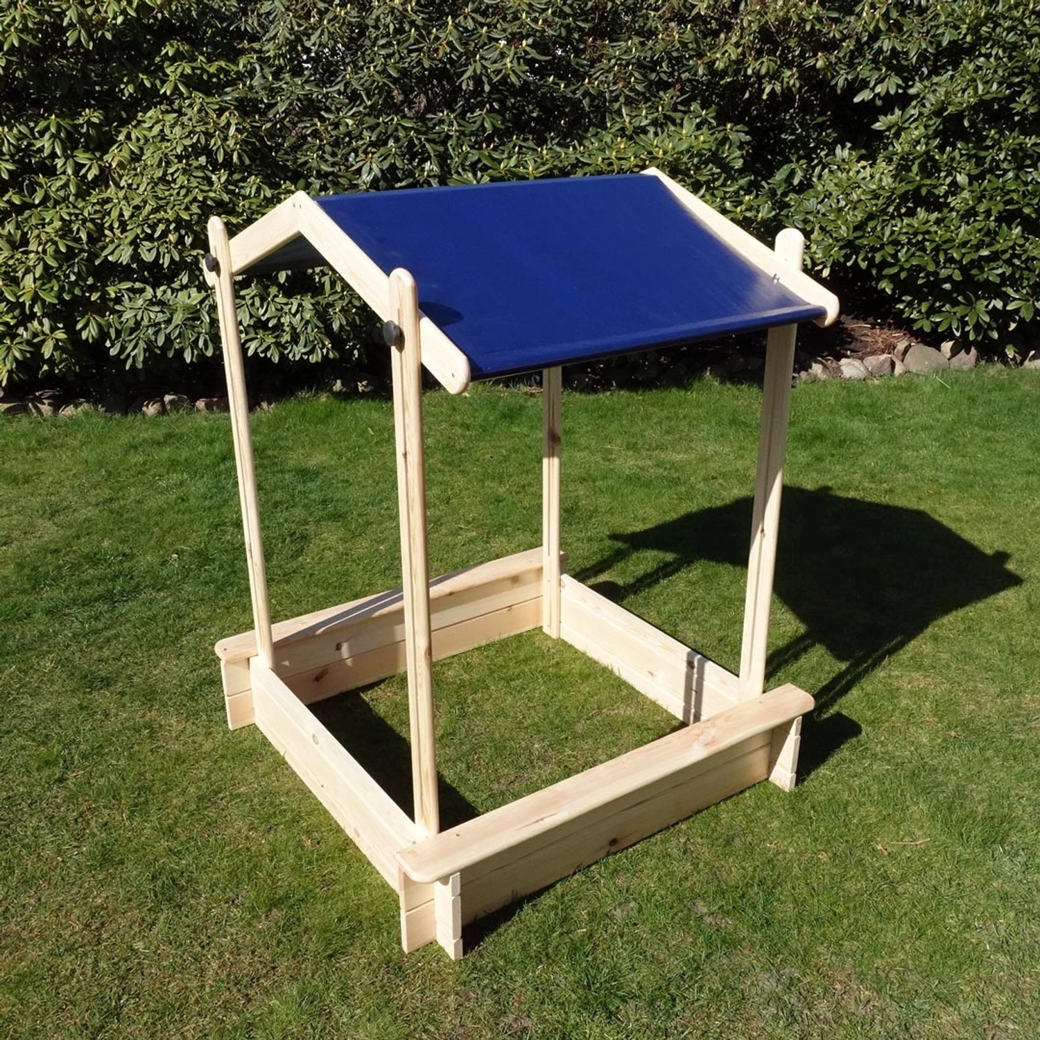 Promadino Sandkasten Peter mit Dach, naturbelassenes Kiefernholz, idealer Sonnenschutz.