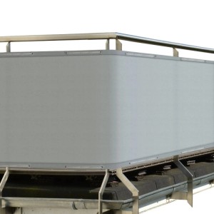 Grauer Sol Royal SolVision PB2 Balkonsichtschutz aus PE-Gewebe, mit Metallösen am Geländer befestigt. Ideal für Balkon & Terrasse.