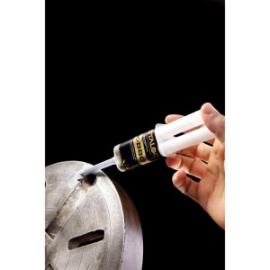 Staloc K-880 Flüssigmetall Grau 25 ml wird zur Reparatur eines Metallteils aufgetragen. Ideal für Risse & Gewinde.