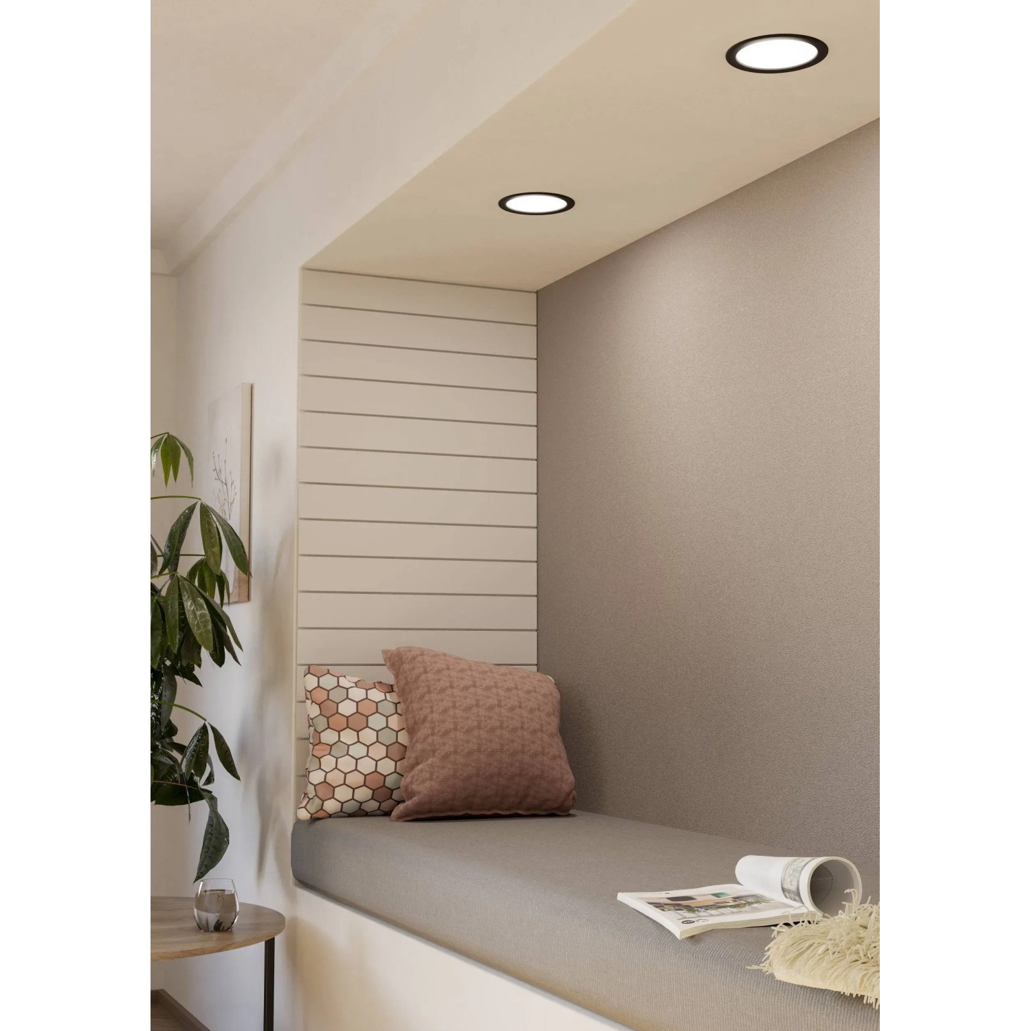 Schwarzer Eglo LED-Einbauspot Fueva 5, Ø 16,6 cm, 4.000K, IP44 im Wohnraum.