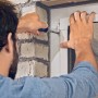 Montage der weißen Tesa Fliegengittertür mit Alu-Rahmen am Türrahmen.