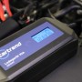 Cartrend Batterieladegerät Mikroprozessor DP 10.1 mit LCD-Display im Motorraum.