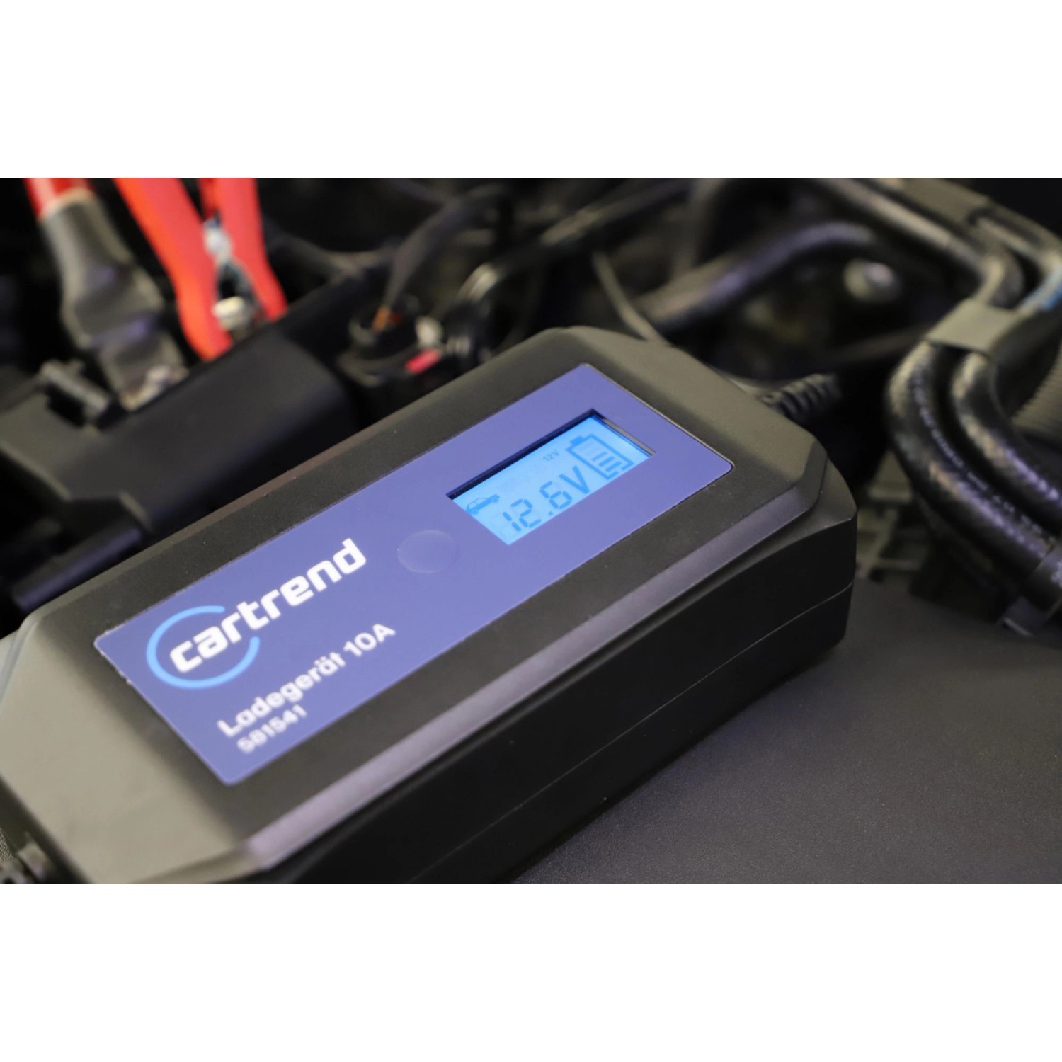 Cartrend Batterieladegerät Mikroprozessor DP 10.1 mit LCD-Display im Motorraum.