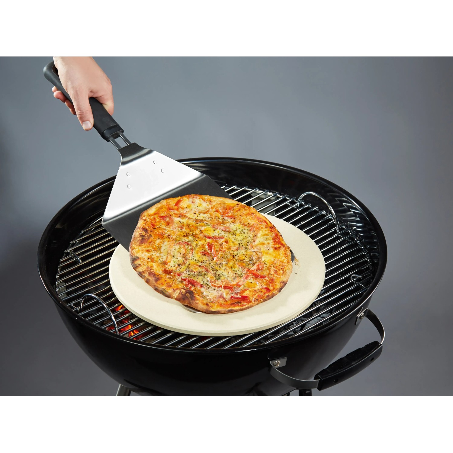 Jamestown Pizzaheber mit Pizza auf Grill. Edelstahl Heber für knusprige Pizza.