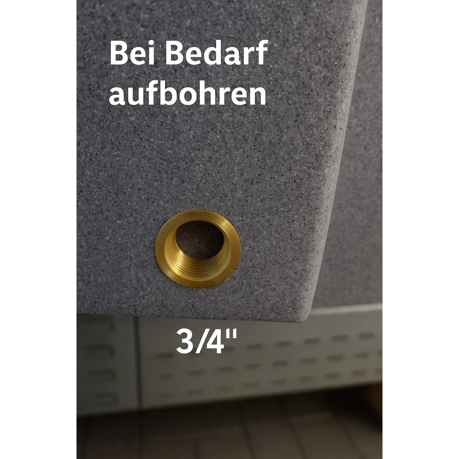 Grauer KMND Wassertank: Detail des 3/4 Zoll Innengewinde-Anschlusses. Bei Bedarf aufbohren für Wasserzapfstellen.