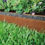 Bellissa Rasenkante aus Cortenstahl mit Edelrost-Optik, eingesetzt im Garten zur Rasenbegrenzung.