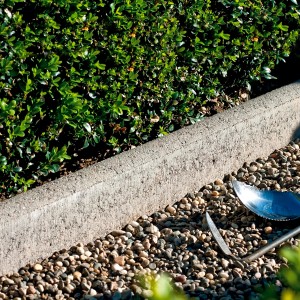 Grauer, abgerundeter EHL Rasenkantenstein (100x25x5 cm) als Beet- und Raseneinfassung.