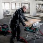 Mann arbeitet mit Metabo Tischkreissäge TS 254 M und Staubsauger in heller Umgebung.