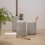 Wenko WC-Garnitur Raja Grau aus Polyresin mit WC-Bürste und silbernem Stiel.
