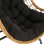 Hängesessel Zalo mit hellem Kunstharzgeflecht und dickem schwarzem Kissen. Ideal für Garten & Terrasse.