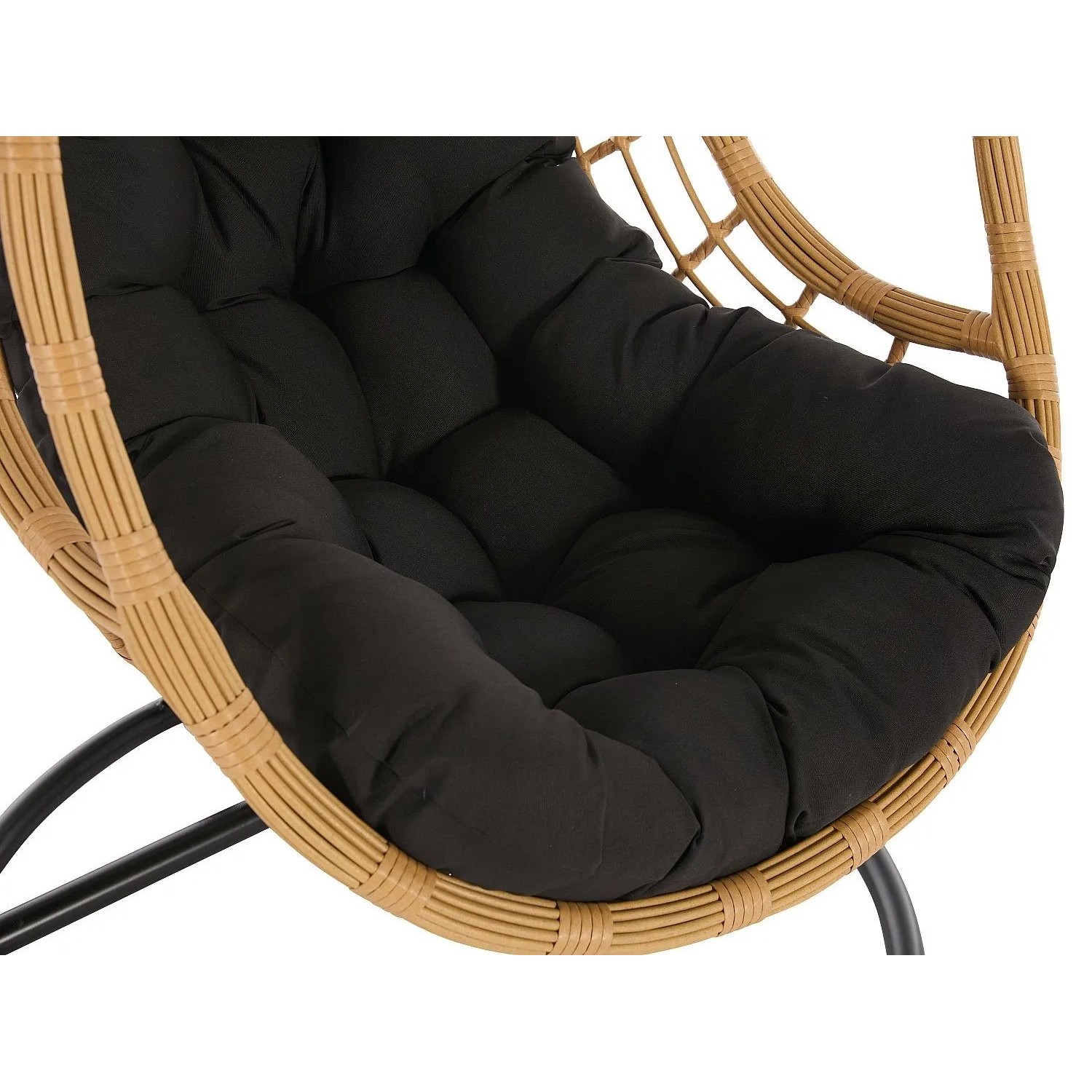 Hängesessel Zalo mit hellem Kunstharzgeflecht und dickem schwarzem Kissen. Ideal für Garten & Terrasse.