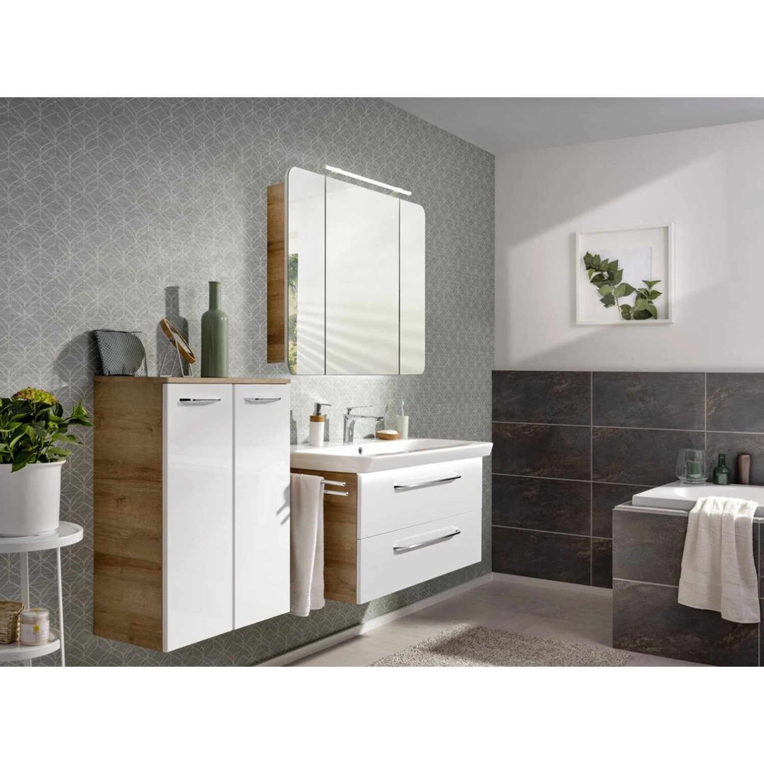 Fackelmann Waschbeckenunterschrank Milano Asteiche, 100 cm breit, mit weißen Schubladen und Türen im Badezimmer.