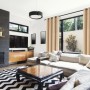 Schwarzes Gardinenstangen-Set aus Metall, 200 cm, mit beigen Vorhängen im Wohnzimmer.