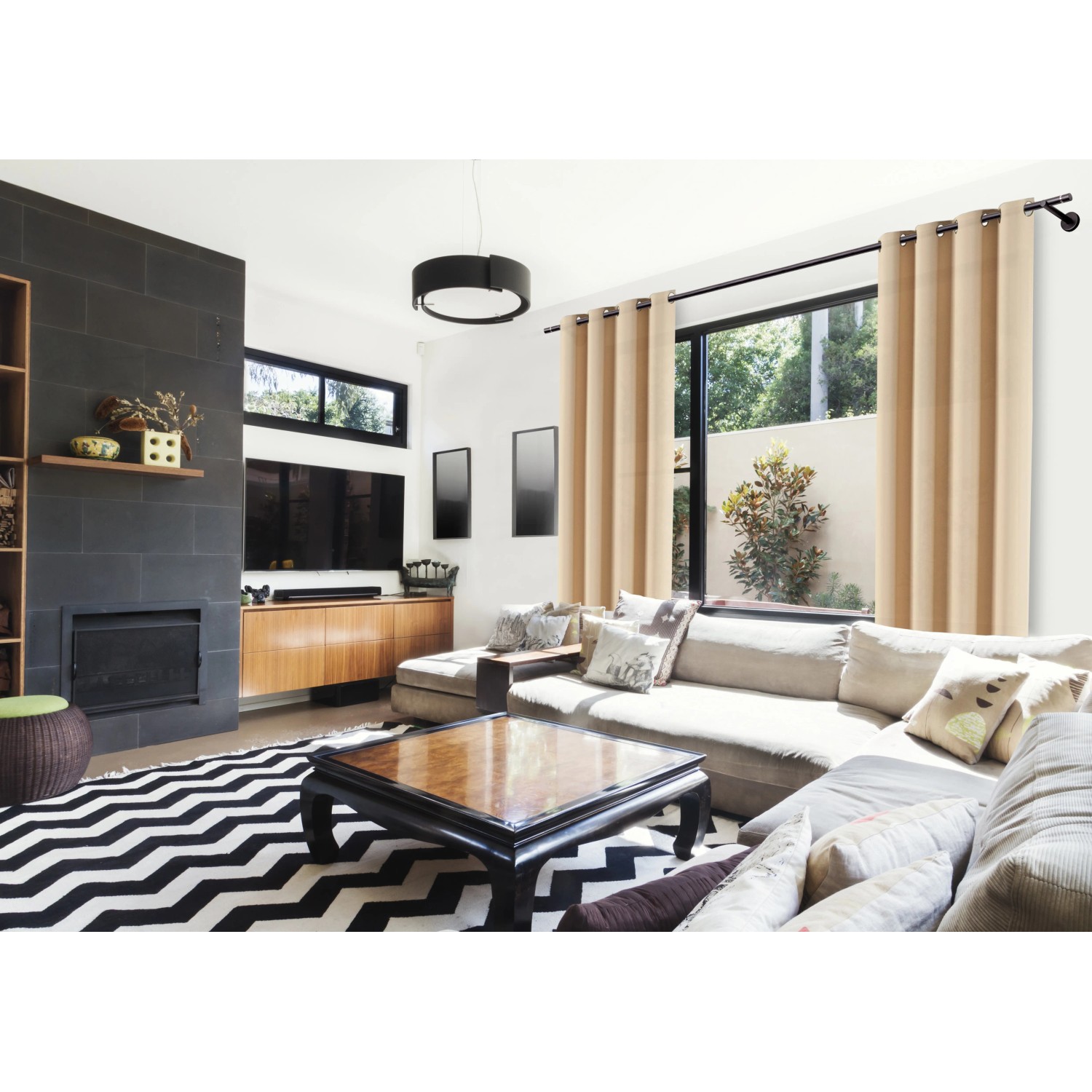 Schwarzes Gardinenstangen-Set aus Metall, 200 cm, mit beigen Vorhängen im Wohnzimmer.