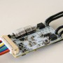 Shelly Universal Wi-Fi Sensor Input Plus Uni für Hausautomation, Nahansicht der Platine mit Kabeln.
