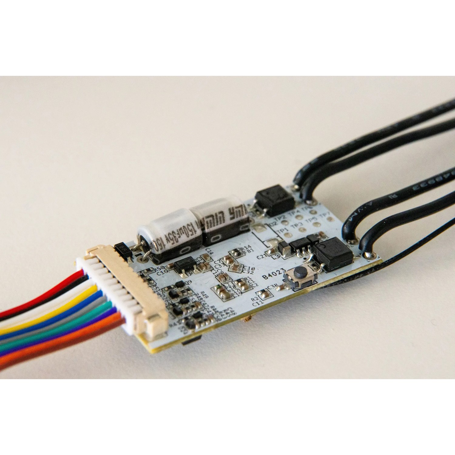 Shelly Universal Wi-Fi Sensor Input Plus Uni für Hausautomation, Nahansicht der Platine mit Kabeln.