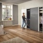 Zusammengeklappter Leifheit Wäscheständer Pegasus 180 Solid vor einem Kleiderschrank.