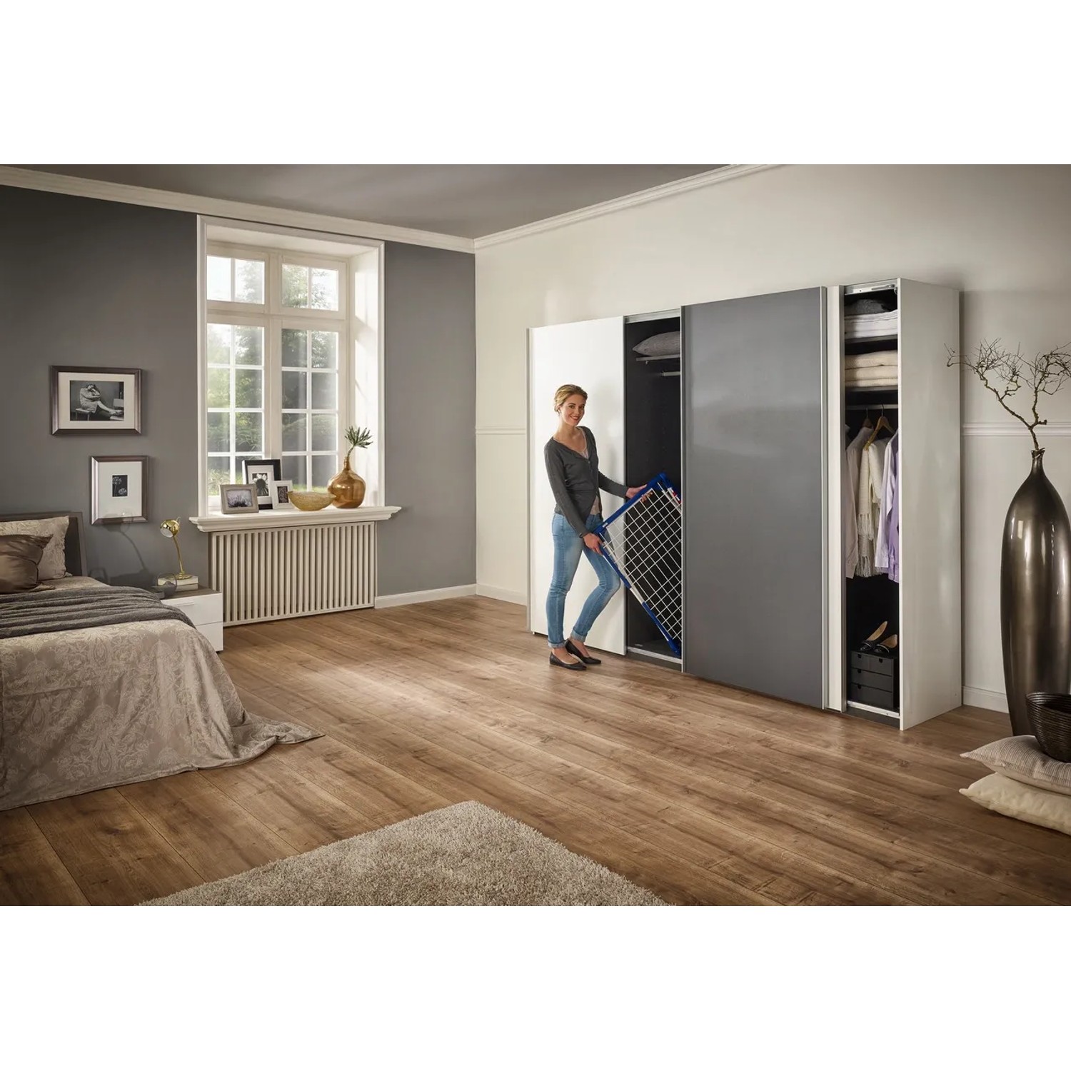 Zusammengeklappter Leifheit Wäscheständer Pegasus 180 Solid vor einem Kleiderschrank.