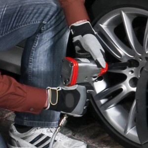 Einhell Kompressor beim Reifenwechsel. Druckluft-Kompressor mit Rad und Reifen im Einsatz.