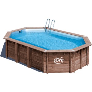 Ovaler Gre Echtholzpool Macadamia mit Leiter, braune Holzverkleidung, blauer Poolinhalt.