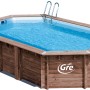 Ovaler Gre Echtholzpool Macadamia mit Leiter, braune Holzverkleidung, blauer Poolinhalt.