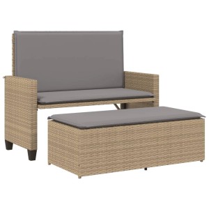 Beige Gartenbank aus Rattan mit grauem Kissen und Hocker. Gemütliche Sitzgelegenheit für den Garten.