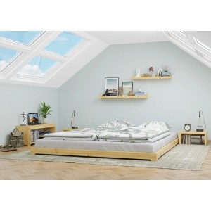 Extra niedriges Futonbett aus Kiefernholz 160x200 cm im Schlafzimmer mit Dachfenster.