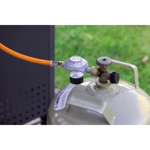 Landmann Druckminderer mit Schlauchbruchsicherung auf Gasflasche für sicheres Grillen.