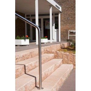 Diephaus Blockstufe Maximo Sandstein als Treppe mit Edelstahlgeländer vor Gebäude.