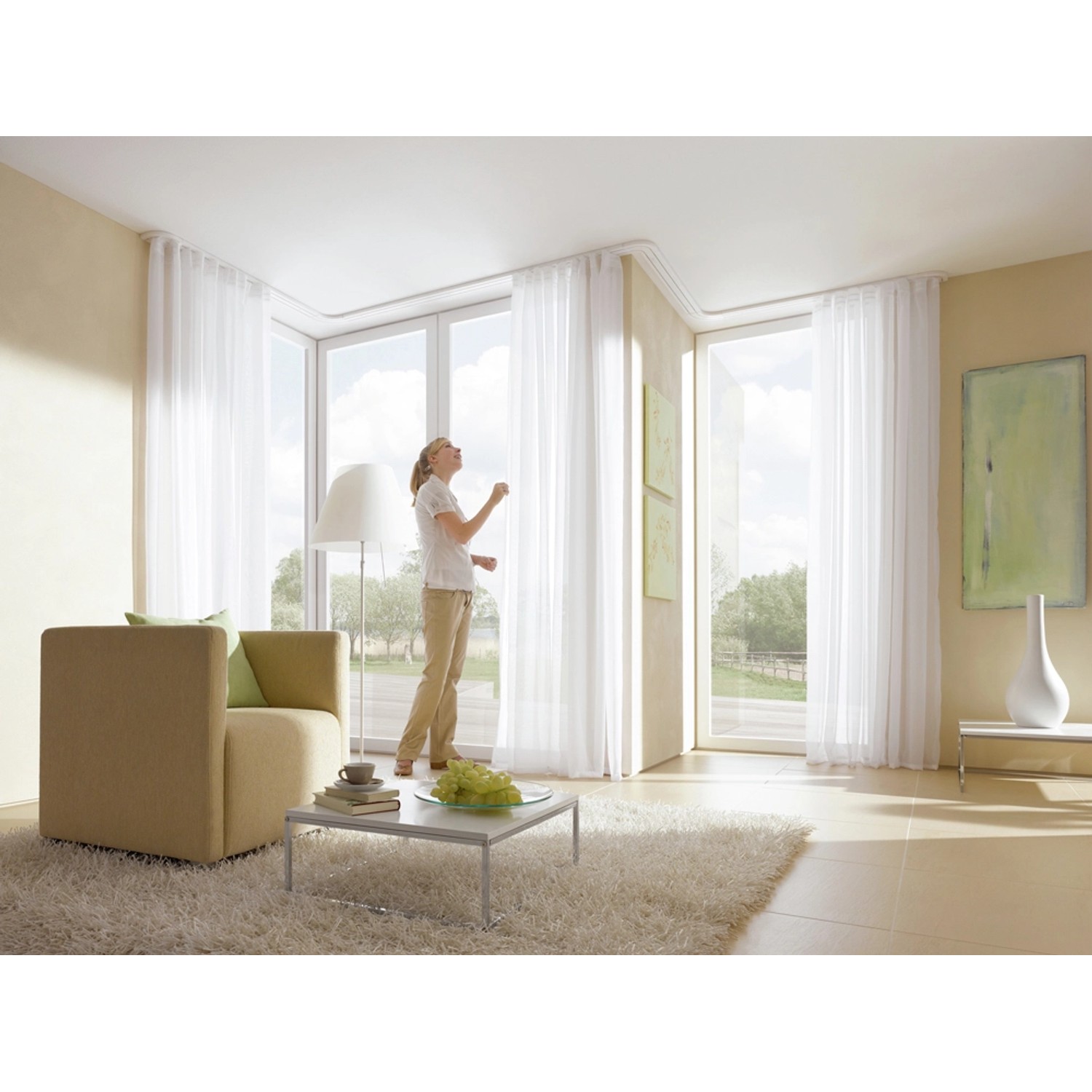 Weiße, 2-läufige Gardinia Vorhangschiene GE2 (120 cm) mit Vorhängen in Wohnraum.