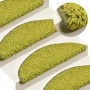 Grüne, halbrunde Stufenmatten aus getuftetem PP auf weißer Treppe. Detail der weichen Florstruktur.