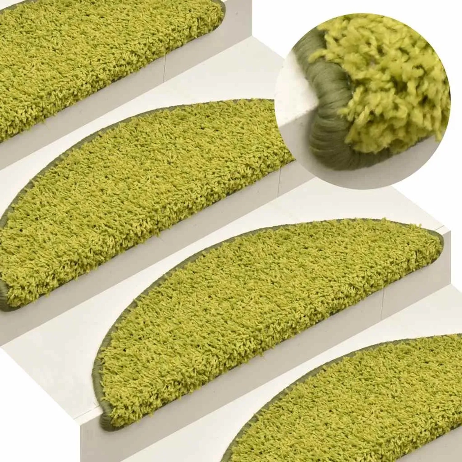 Grüne, halbrunde Stufenmatten aus getuftetem PP auf weißer Treppe. Detail der weichen Florstruktur.