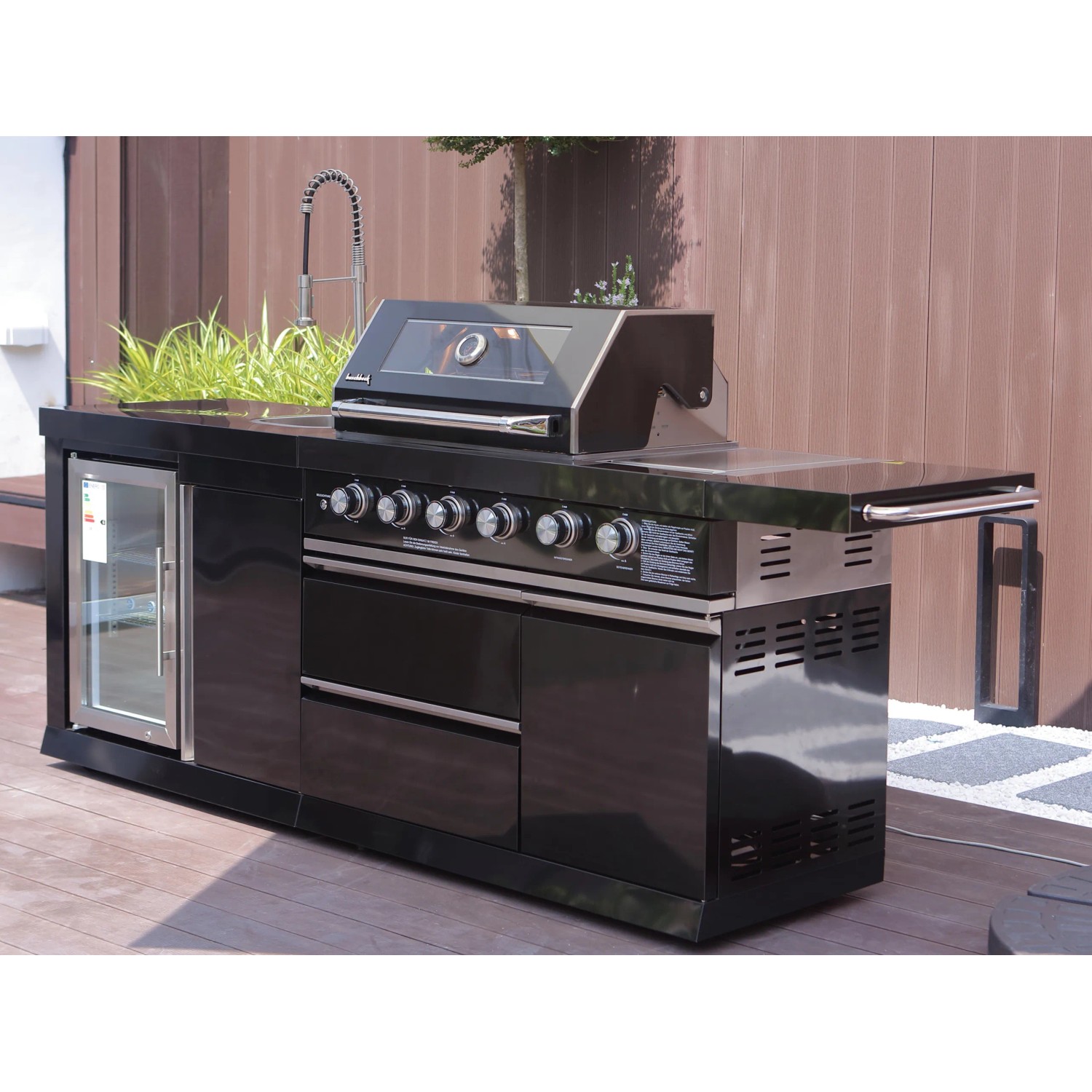 Buschbeck Outdoorküche Cambridge mit Gasgrill, Spüle, Kühlschrank und Seitenbrenner.