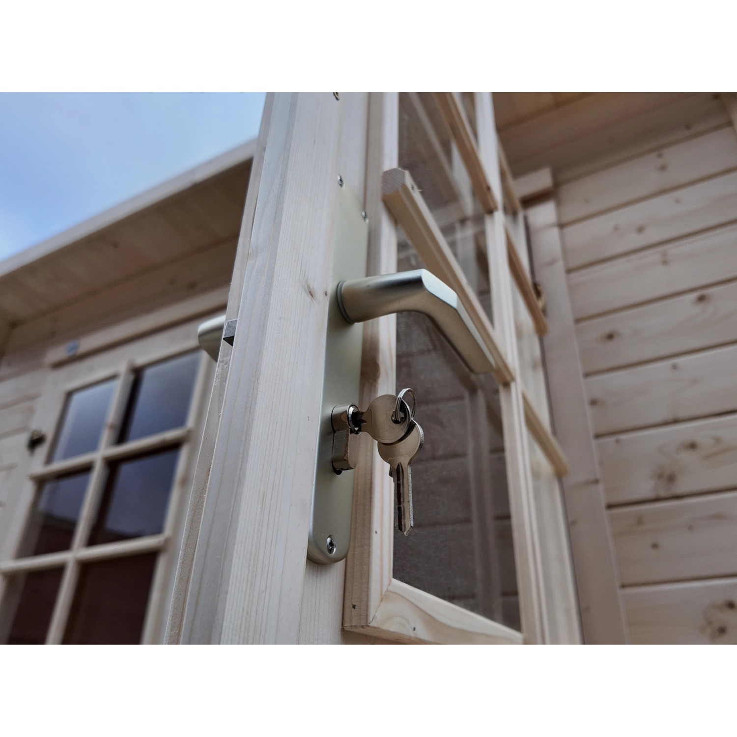 Detailaufnahme: Tür mit Griff und Schlüssel vom weka Holz-Gartenhaus Taro B.