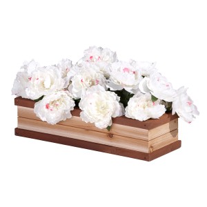 Holz Blumenkasten mit weißen Blüten für Spielhaus im Garten.