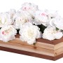Holz Blumenkasten mit weißen Blüten für Spielhaus im Garten.