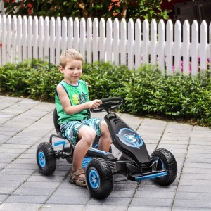 Junge auf schwarzem HOMCOM Gokart mit blauen Akzenten und verstellbarem Sitz auf gepflastertem Weg.