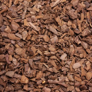 Nahaufnahme: Galamio Pinienrinde Fein, rötlich-braune Mulch für den Garten.