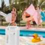 Technaxx Mini-Akku-Luftpumpe TX-261 (weiß) mit LED-Licht am Pool. Luftmatratzen im Hintergrund.