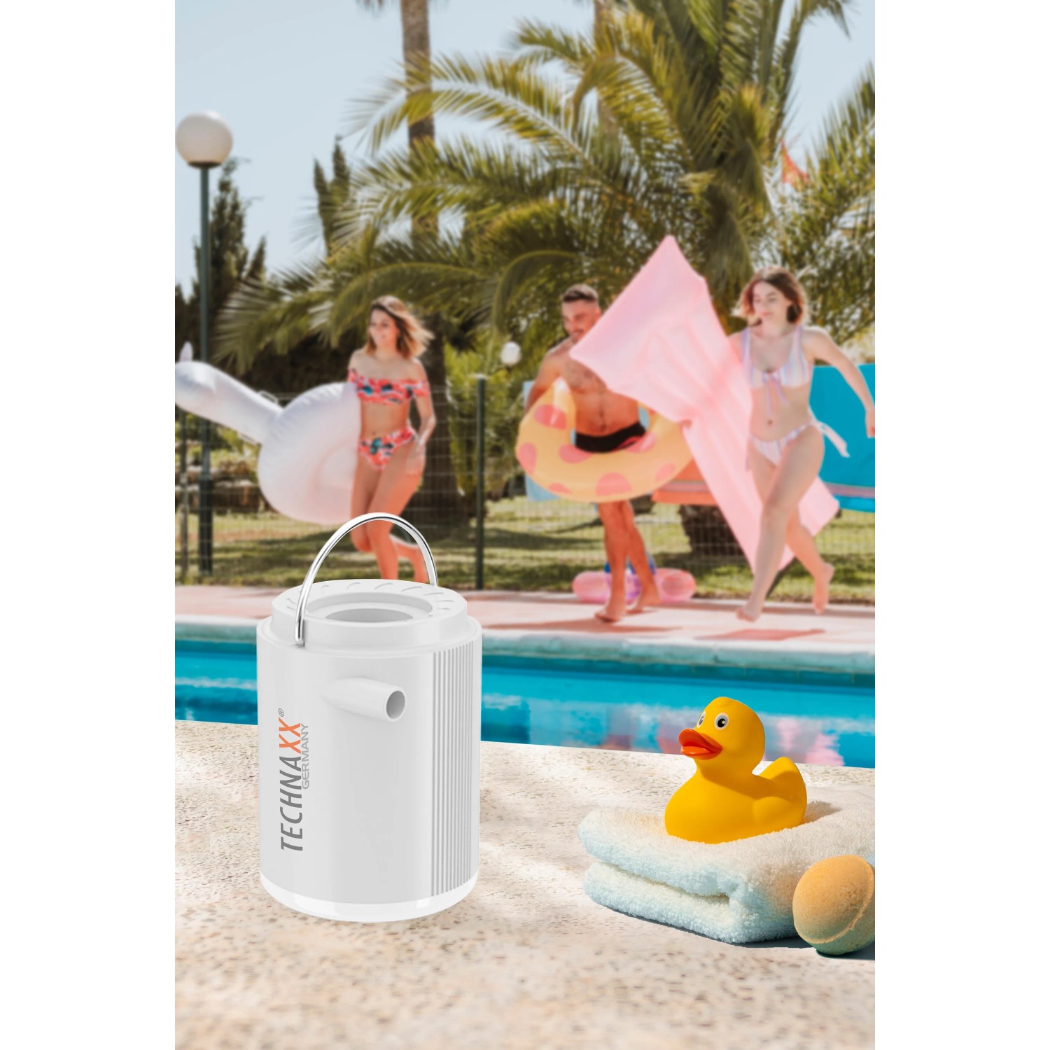 Technaxx Mini-Akku-Luftpumpe TX-261 (weiß) mit LED-Licht am Pool. Luftmatratzen im Hintergrund.