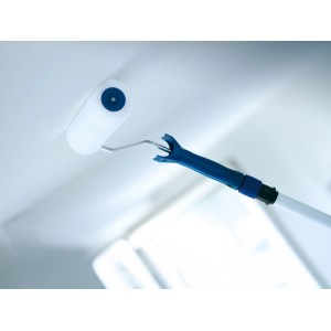 LUX-TOOLS Vestan-Roller 25 cm mit Teleskopstab beim Streichen einer Decke.