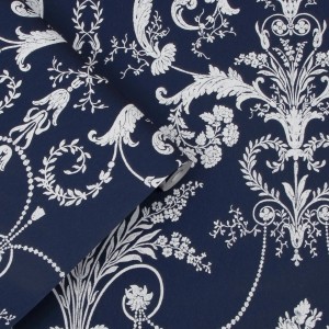 Laura Ashley Vliestapete Josette Midnight mit floralem Muster auf nachtblauem Grund.
