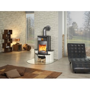 Hark Avenso GT ECOplus Kaminofen mit Ofenkacheln in Meteorschwarz, 8 kW, mit Holz im Lagerfach.